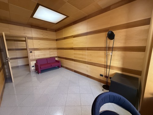 Varie Soluzioni Di Uffici Arredati e Completi Di Servizi.
